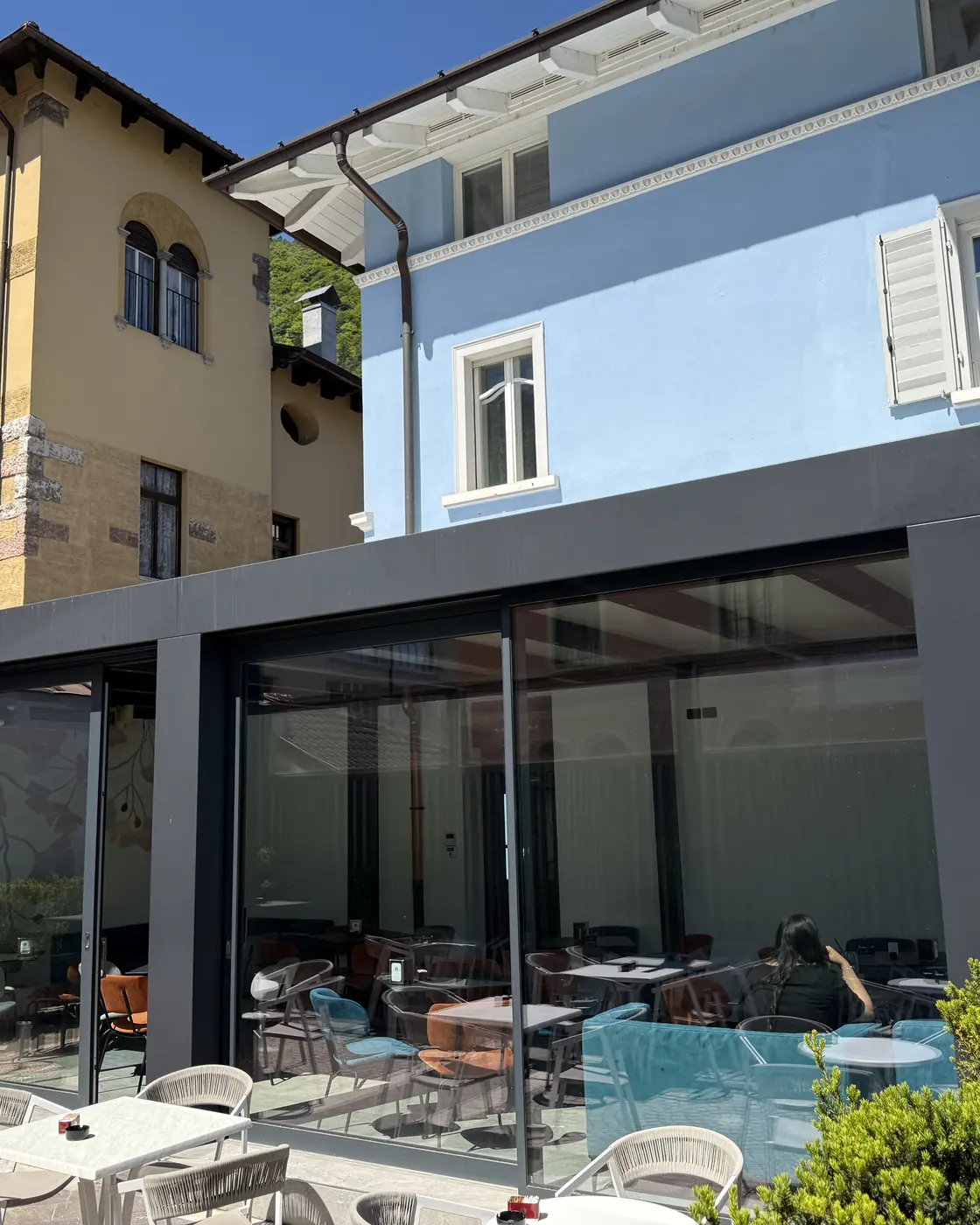 Veranda vetrata per un locale con tavoli all'aperto